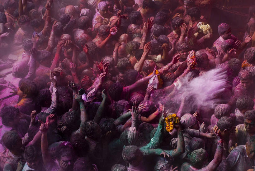 举,横图,俯视,室外,白天,幸福,印度,喷,节日,庆祝,许多人,托,一群人,摄影,宗教,享乐,群众,印度文化,印度教,举起,举手,举着,向上举,向上伸,向上托,彩图,高角度拍摄,胡里节,传统节日