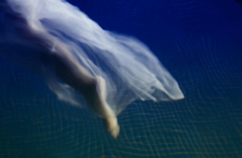 成年人,一个人,游泳池,横图,特写,自由,水下,水,西班牙,仅一个女性,白色,赤脚,摄影,部分,无忧无虑,彩图