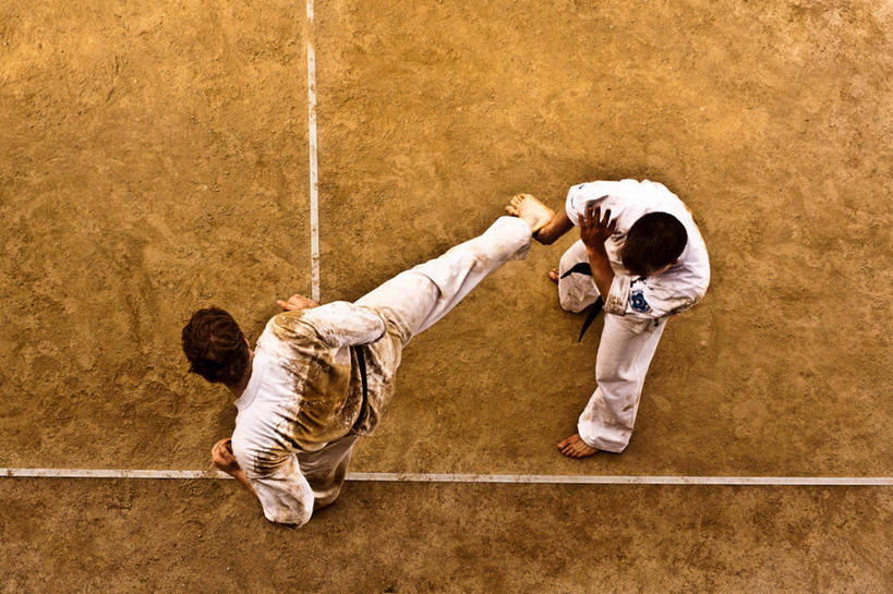 成年人,两个人,站,横图,俯视,室外,白天,运动服,竞争,武术,韩国,踢,竞技运动,标记,活力,摄影,泥,打斗,黑带,努力,空手道,彩图,高角度拍摄