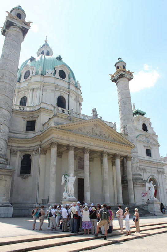 教堂,站,竖图,室外,白天,旅游,城市,建筑,奥地利,维也纳,行人,游客,游人,雕像,柱子,云,首都,许多人,休闲装,路人,旅客,天空,一群人,摄影,宗教,圆顶建筑,宗教建筑,过客,彩图,新教