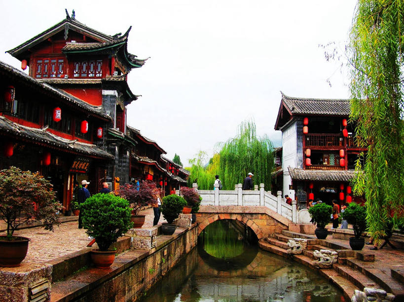 横图,室外,白天,河流,建筑,花盆,照明,丽江,灯笼,纸灯笼,古城,桥,联系,纳西族,树,天空,灯具,摄影,灌木,照亮,照明设备,中国文化,云南省,彩图