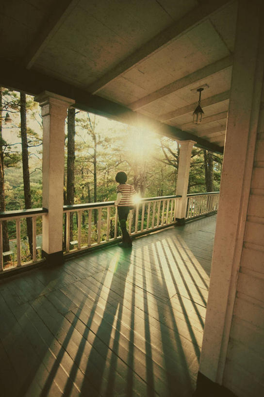 儿童,一个人,栏杆,站,竖图,室内,白天,镜头眩光,纯洁,寂寞,建材,地板,建筑,日光,菲律宾,仅一个女性,仅一个人,阴影,材料,木板,木材,地面,休闲装,木地板,木柴,小孩,背面,仅一个小孩,可爱,童年,童趣,摄影,建造,木料,童真,烂漫,无邪,硬木,天真,女孩,女人,女性,孩子,彩图,女生,碧瑶市