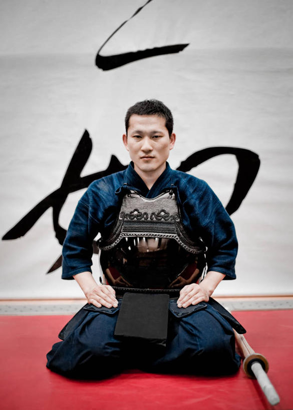 成年人,一个人,坐,竖图,室内,特写,正面,安全,信心,武术,上海,仅一个男性,仅一个人,日本文化,盔甲,书法,防护,仅一个年轻男性,日本人,汉字,摄影,保护,剑道,中国文化,肖像,保险,防御,田径运动员,铠甲,防具,防卫,平安,男人,男性,年轻男性,年轻人,彩图,甲胄,传统文化