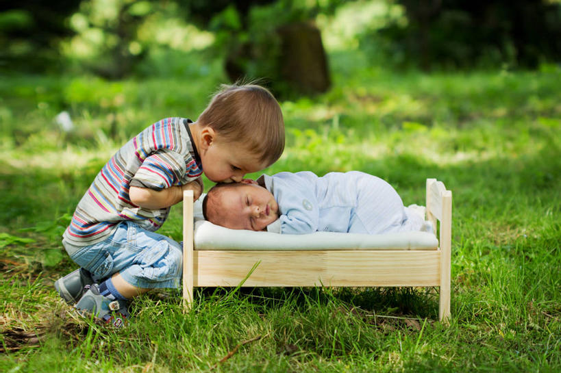 婴儿,儿童,头发,一个人,两个人,兄弟,躺,横图,室外,白天,婴儿服装,纯洁,仅一个人,连接,弯腰,首都,草,小孩,金色,可爱,摄影,活泼,婴儿床,宝宝,纯真,烂漫,无邪,捷克共和国,布拉格,伶俐,天真,男性,孩子,亲吻,睡觉,彩图,爱