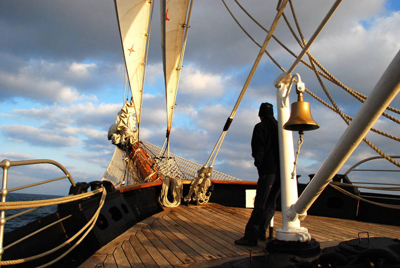 成年人,一个人,横图,室外,白天,日出,船,葡萄牙,仅一个男性,云,绳子,大西洋,运输,摄影,亚速群岛,大西洋群岛,彩图,旅行,萨格雷斯