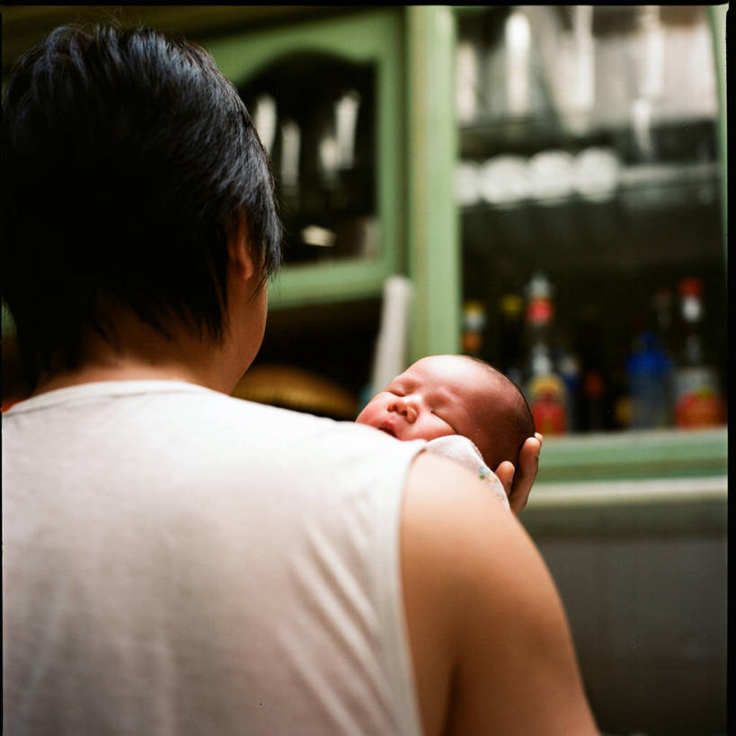 婴儿,儿童,成年人,中年人,脸,头,脸颊,两个人,家庭,父亲,女儿,方图,室内,纯洁,印度尼西亚,服装,拿着,休闲装,肩膀,小孩,衣服,温暖,温馨,一家人,可爱,人体,摄影,服饰,活泼,部分,和睦,衣着,穿着,关爱,宝宝,纯真,烂漫,无邪,衣饰,西爪哇,开端,伶俐,天真,女性,中年男性,中国人,孩子,头部,脸部,脸蛋,面部,闭着眼睛,彩图,爱,融洽,万隆