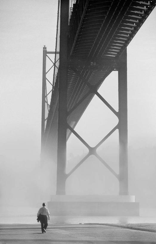 成年人,一个人,竖图,黑白,室外,白天,雾,城市,建筑,葡萄牙,欧洲,仅一个男性,天气,首都,联系,里斯本,背面,摄影,吊桥,里斯本区,南欧,葡萄牙共和国,步行