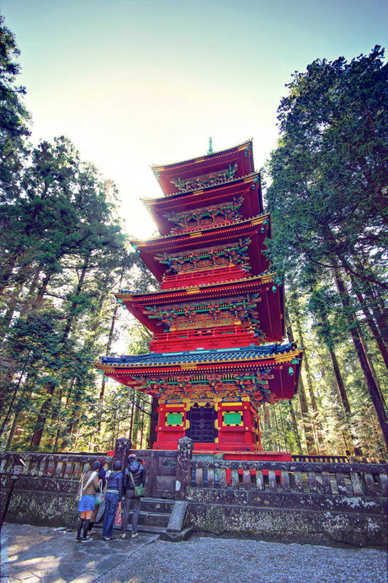 四个人,站,竖图,室外,白天,仰视,建筑,日本,亚洲,日本文化,台阶,树,背面,摄影,宗教,陵墓,神殿,宗教建筑,东亚,本州,关东地方,本州岛,日本国,崎玉,崎玉县,灵性,彩图,低角度拍摄,日高市,传统文化