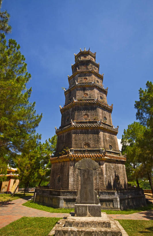 无人,竖图,室外,白天,建筑,越南,塔,历史,宝塔,树,摄影,宗教,佛教,宗教建筑,万里无云,天姥寺,彩图,顺化