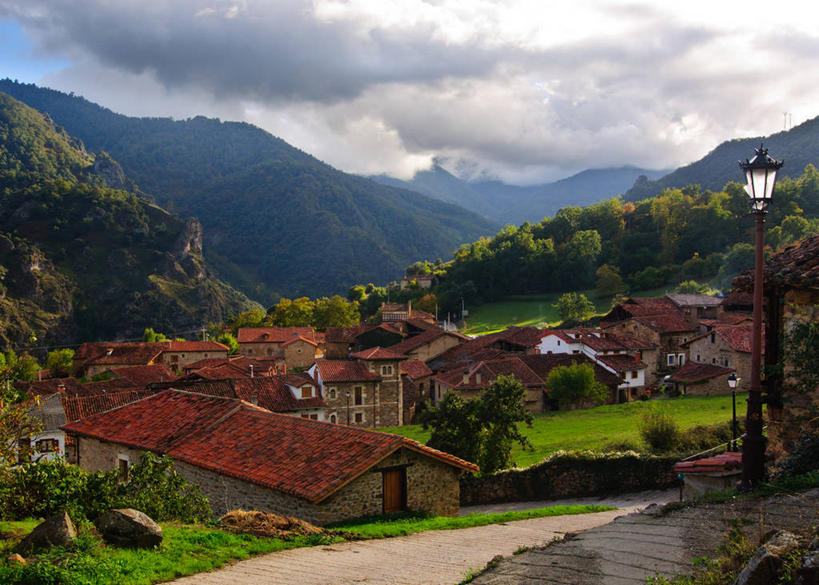 无人,横图,室外,白天,山脉,植物,路灯,西班牙,小的,房屋,地形,云,树,自然,社区,摄影,山庄,坎塔布利亚,彩图