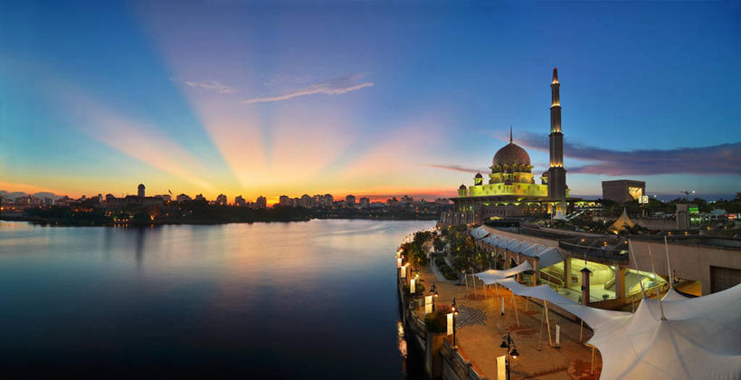 无人,横图,室外,城市,道路,建筑,路,马来西亚,反射,云,小路,交通,天空,黄昏,摄影,宗教,宁静,照亮,尖塔,伊斯兰教,圆顶建筑,清真寺,布城,彩图