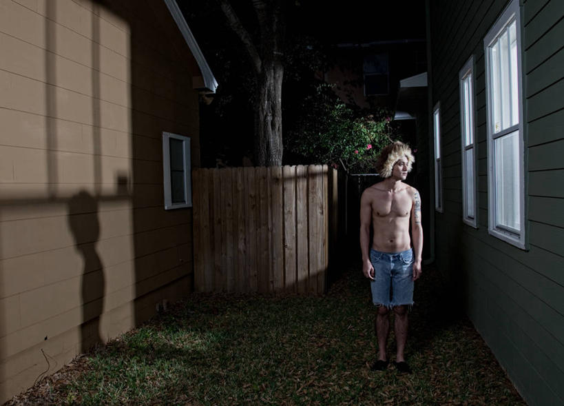 成年人,健壮,一个人,站,横图,室外,夜晚,正面,窗户,建筑,帽子,鞋子,美国,仅一个男性,仅一个人,阴影,短裤,房屋,裸露,纹身,草,仅一个年轻男性,摄影,北美,北美洲,美洲,裸,佛罗里达,奥兰多,佛罗里达州,佛州,阳光州,北亚美利加洲,亚美利加洲,裘皮帽,男人,男性,年轻男性,年轻人,彩图,窥视,美利坚合众国,好奇心