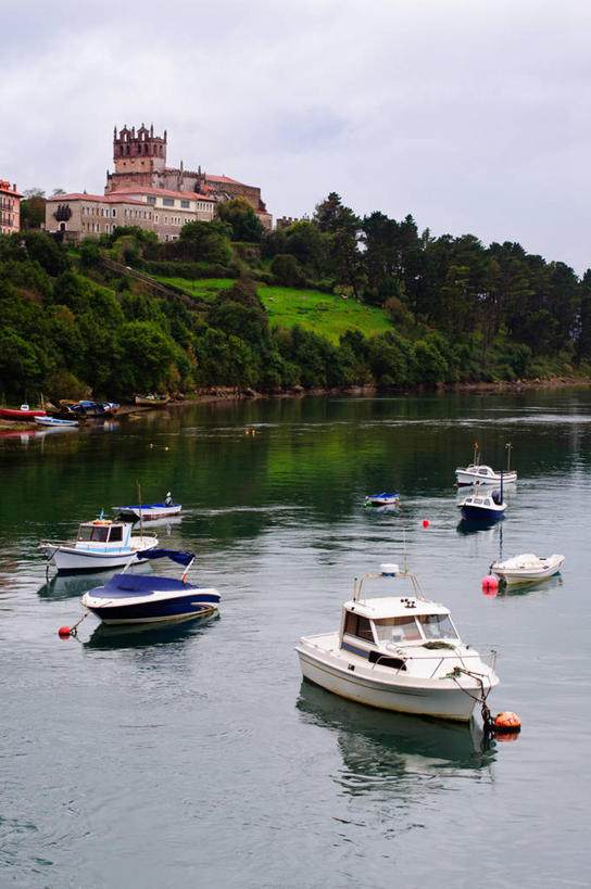 无人,竖图,室外,白天,湖,植物,建筑,船,西班牙,云,树,天空,运输,摄影,坎塔布利亚,彩图