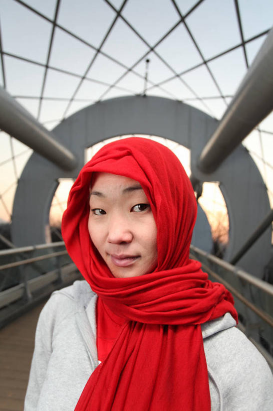 成年人,脸,头,脸颊,一个人,站,微笑,竖图,室外,白天,正面,满意,幸福,首尔,韩国,仅一个年轻女性,仅一个女性,仅一个人,服装,格子,首都,休闲装,肩膀,衣服,红色,围巾,休闲,休闲服,连帽衫,摄影,服饰,人行桥,肖像,帽衫,年轻女性,女人,女性,年轻人,头部,脸部,脸蛋,面部,彩图,朝鲜族