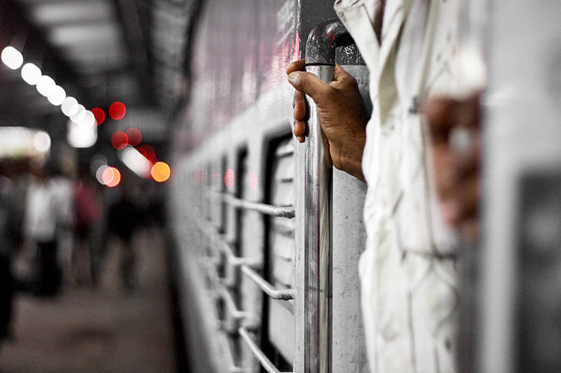 成年人,一个人,火车站,站,横图,室外,白天,旅途,霓虹灯,火车,车站,印度,仅一个男性,站台,拿着,月台,运输,摄影,照亮,照明设备,拉贾斯坦邦,彩图,旅行,铁路车站,铁路站