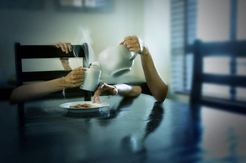 手,四个人,横图,室内,白天,桌子,椅子,南非,倒,曲奇,拿着,数码合成,饮食,盘子,茶壶,人体,摄影,协助,部分,清新,豪登省,想法,茶杯,彩图