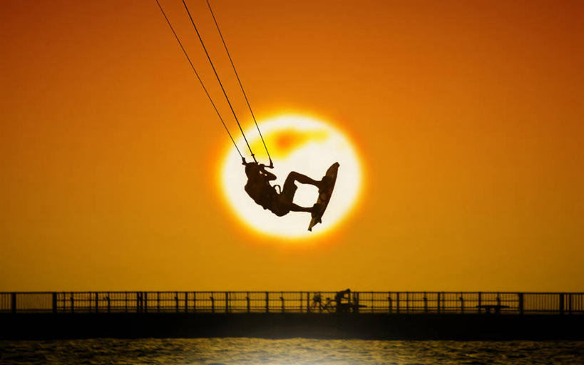 成年人,一个人,跳,横图,室外,兴奋,海洋,日落,太阳,东京,日本,仅一个男性,首都,半空,拿着,极限运动,天空,摄影,剪影,冲浪风筝,彩图