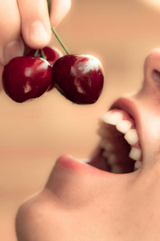 成年人,嘴,一个人,吃,竖图,室外,特写,白天,浆果,樱桃,西班牙,仅一个女性,拿着,饮食,张嘴,手指,人体,摄影,部分,清新,张大嘴巴,健康食物,赫罗纳省,口,口腔,嘴巴,嘴唇,张开嘴,彩图