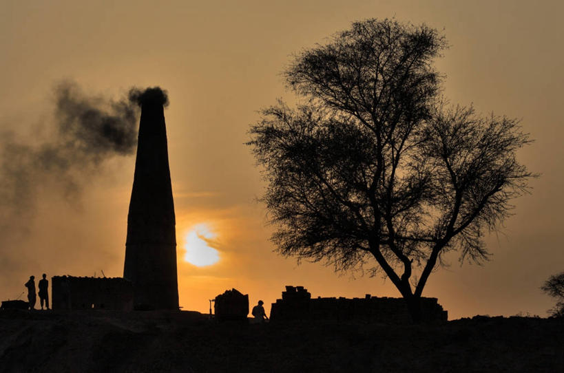 三个人,横图,室外,烟囱,日落,建筑,巴基斯坦,树,天空,自然,烟,工业,摄影,宁静,剪影,彩图