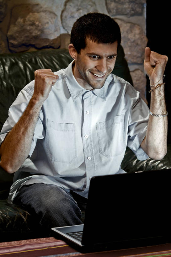 成年人,一个人,坐,竖图,室内,正面,欣喜若狂,幸福,成功,笔记本电脑,技术,沙发,桌子,法国,仅一个男性,仅一个人,敲打,休闲装,输入,刺激,仅一个年轻男性,打字,看,摄影,手镯,点击,敲击,成就,无线电技术,按键,男人,男性,年轻男性,年轻人,彩图