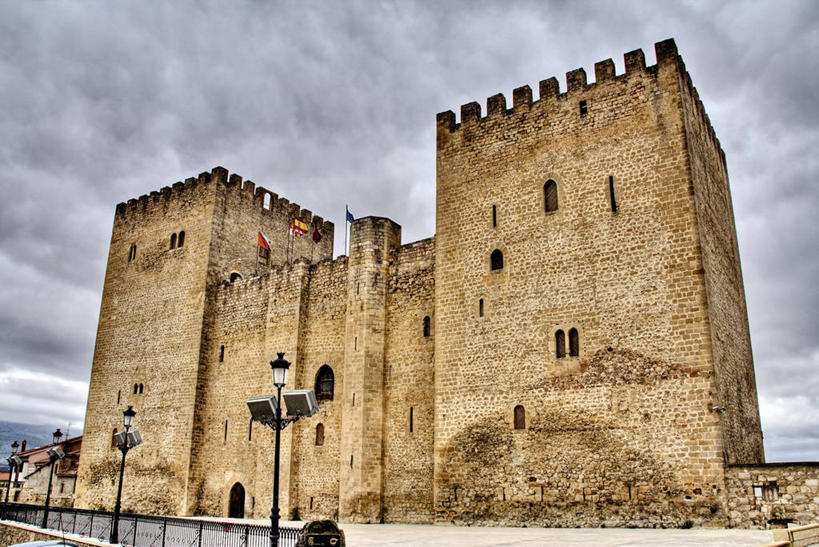 无人,宫殿,横图,室外,白天,多云,建筑,路灯,西班牙,欧洲,城堡,篱笆,云,历史,天空,自然,摄影,南欧,布尔戈斯,西班牙王国,卡斯蒂利亚,莱昂,卡斯蒂利亚.莱昂,莱昂省,彩图