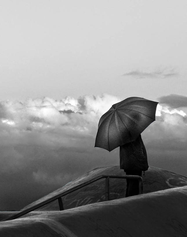 成年人,一个人,站,竖图,黑白,室外,白天,山,暴风雨,葡萄牙,欧洲,仅一个男性,伞,云,首都,里斯本,天空,思考,摄影,保护,里斯本区,南欧,等,葡萄牙共和国,半身,独处