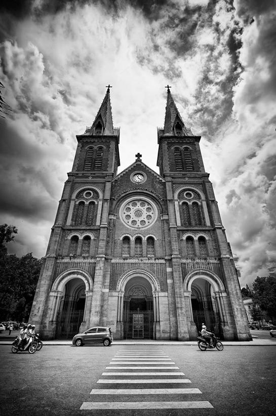 教堂,竖图,黑白,室外,白天,建筑,街道,摩托车,汽车,越南,云,拱门,运输,摄影,宗教,基督教,胡志明市,斑马线,大教堂