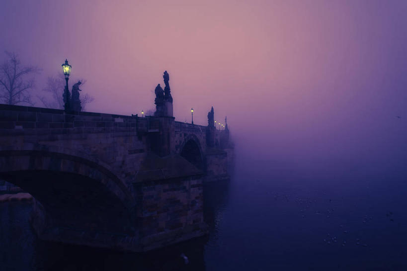 无人,横图,室外,神秘,雾,建筑,路灯,欧洲,捷克,雕像,拱门,桥,首都,联系,历史,天空,黄昏,地标建筑,摄影,照亮,中欧,捷克共和国,波西米亚,布拉格,查理大桥,彩图