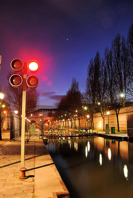 无人,竖图,室外,夜晚,安全,建筑,路灯,法国,巴黎,反射,红绿灯,信号灯,交通,首都,方向,树,天空,警示,摄影,红灯,指导,运河,照亮,提示,流通,法国文化,法属圣马丁,交通信号灯,行人信号灯,法兰西岛大区,彩图,法国海外领土,林荫大道