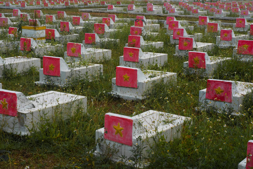 无人,横图,室外,白天,重复,植物,越南,一排,许多,整齐,很多,排列,战争,摄影,纪念,留念,死亡,队列,怀念,墓穴,彩图,殉道者,顺化