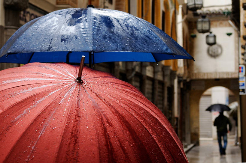横图,室外,白天,雨,西班牙,湿,伞,天气,格拉纳达,红色,蓝色,摄影,保护,安达路西亚,彩图