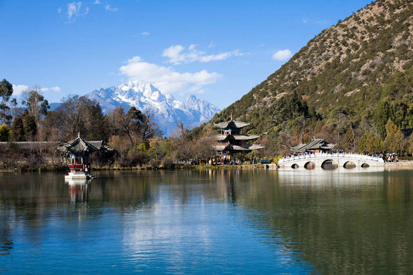 无人,横图,室外,白天,山,山脉,建筑,丽江,反射,池塘,云,联系,拱桥,天空,自然,摄影,中国文化,云南省,黑龙潭公园,彩图