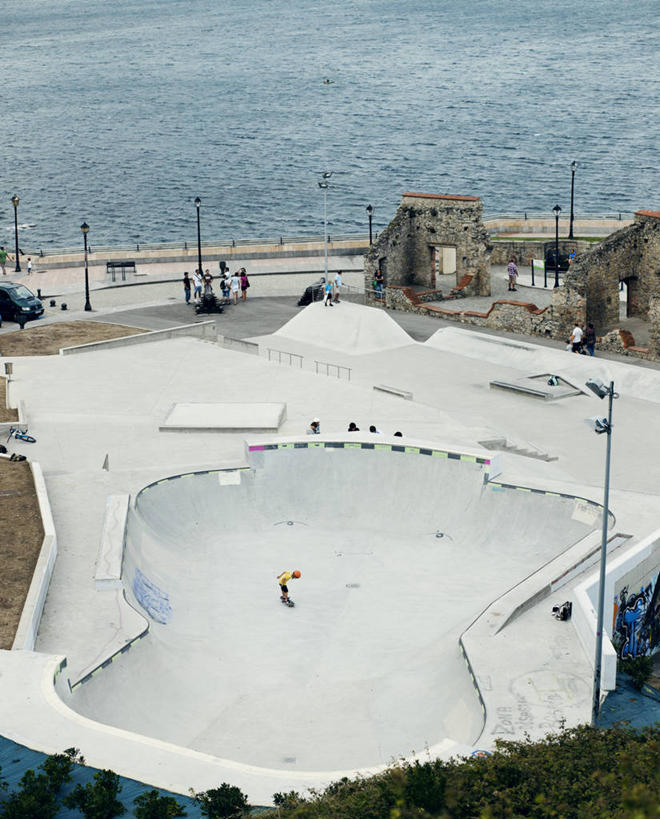 竖图,俯视,室外,白天,运动,海洋,建筑,游乐场,汽车,西班牙,树,活力,运输,摄影,专心,技能,阿斯图里亚斯,休闲活动,彩图,高角度拍摄,希洪