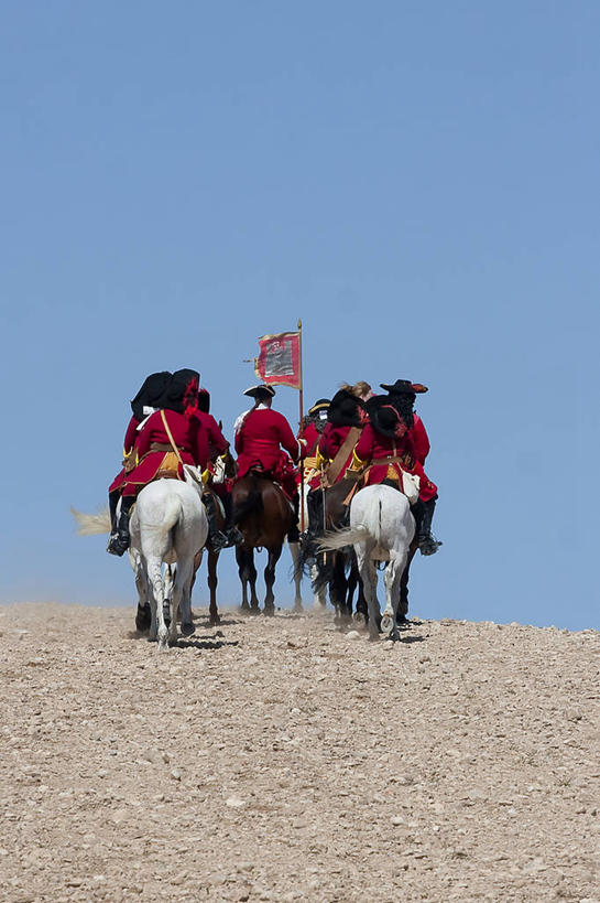 成年人,竖图,室外,白天,制服,旅途,马,旗帜,西班牙,欧洲,士兵,骑马,拿着,骑车,运输,摄影,南欧,军服,万里无云,西班牙王国,阿拉贡,阿拉贡自治区,萨拉戈萨,萨拉戈萨省,彩图