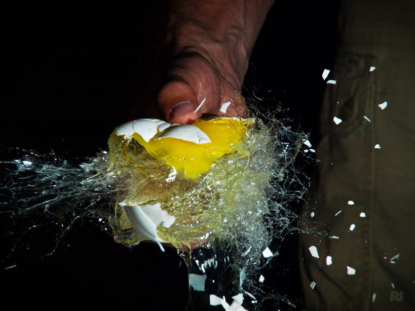 手,一个人,横图,特写,运动模糊,美国,黑色背景,溅,蛋黄,鸡蛋,拿着,破坏,人体,摄影,部分,准确,毁灭,碎屑,彩图,影棚拍摄
