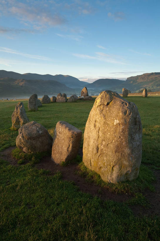 无人,竖图,室外,白天,山,山脉,英国,地形,云,历史,草,天空,摄影,英国文化,古代文明,卡塞里格石圈,岩石,彩图