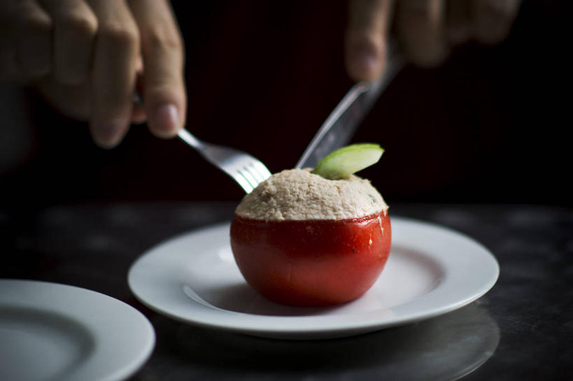 手,一个人,横图,室内,特写,西红柿,马来西亚,反射,叉,首都,鲔鱼,拿着,饮食,盘子,人体,摄影,部分,清新,餐刀,切断,健康食物,吉隆坡,海产,彩图