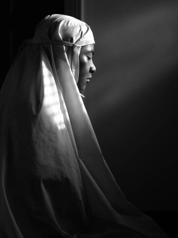 成年人,一个人,坐,竖图,黑白,室内,白天,侧面,日光,马来西亚,仅一个年轻女性,仅一个女性,仅一个人,祈祷,摄影,伊斯兰教,灵性,年轻女性,女人,女性,亚洲人,印度人,年轻人,闭着眼睛,半身,传统服装,传统文化,暗调