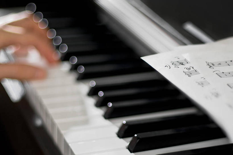手,一个人,横图,室内,德国,钢琴,乐谱,乐器,音乐,弹奏,慕尼黑,手指,人体,摄影,部分,知识,巴伐利亚,技能,彩图