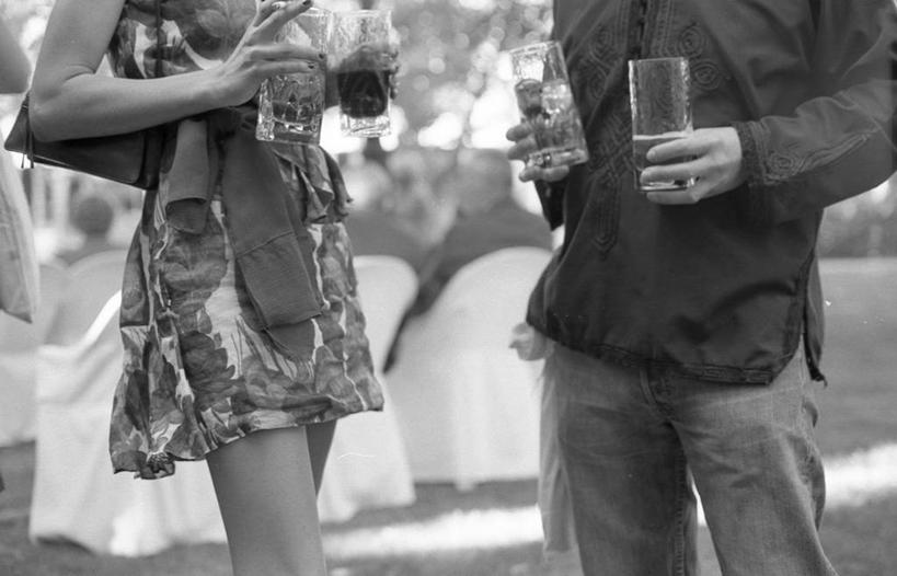 成年人,手,两个人,站,横图,黑白,室外,白天,西班牙,拿着,休闲装,饮食,饮料,人体,摄影,部分,零钱包,男人,女人,玻璃杯