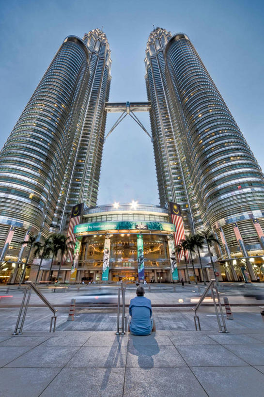 成年人,一个人,栏杆,坐,竖图,室外,仰视,天际线,城市,建筑,马来西亚,亚洲,仅一个男性,首都,联系,现代,背面,黄昏,地标建筑,摄影,东南亚,照亮,双子塔,廊桥,万里无云,吉隆坡,双子星塔,吉隆坡石油双塔,吉隆坡双子星塔,佩重纳斯大厦,马来西亚联邦,半身,彩图,低角度拍摄,双峰塔,马来文化