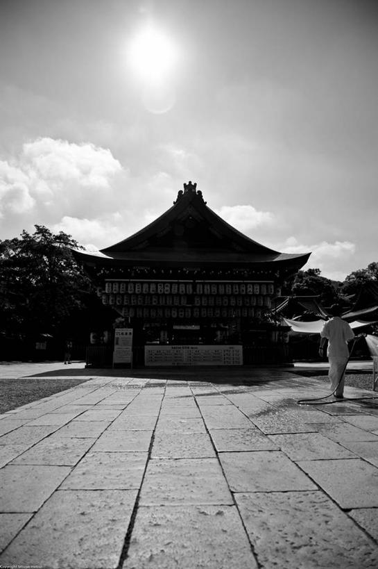 成年人,一个人,站,竖图,黑白,室外,白天,太阳,建筑,日光,日本,仅一个男性,日本文化,云,人行道,休闲装,树,背面,天空,摄影,宗教,佛教,京都府,软管,京都市,撒