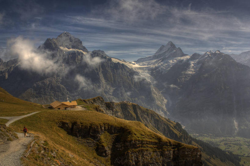 一个人,横图,室外,白天,旅游,度假,美景,山脉,瑞士,房屋,景观,山路,云,娱乐,天空,自然,享受,休闲,景色,放松,摄影,宁静,自然风光,格林德瓦,冒险,彩图,独处