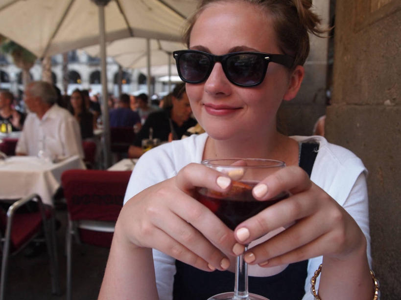 西方人,成年人,脸,头,脸颊,一个人,坐,微笑,横图,室内,特写,白天,满意,幸福,桌子,椅子,西班牙,欧洲,巴塞罗那,欧洲人,仅一个年轻女性,仅一个女性,仅一个人,遮阳伞,拿着,休闲装,饮食,肩膀,太阳镜,摄影,生活方式,享乐,桑格利亚鸡尾酒,马提尼酒杯,年轻女性,女人,女性,白种人,年轻人,头部,脸部,脸蛋,面部,彩图