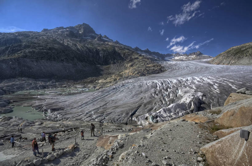 横图,室外,白天,旅游,山,瑞士,行人,游客,游人,地形,云,路人,旅客,天空,自然,摄影,瓦莱斯州,过客,岩石,彩图