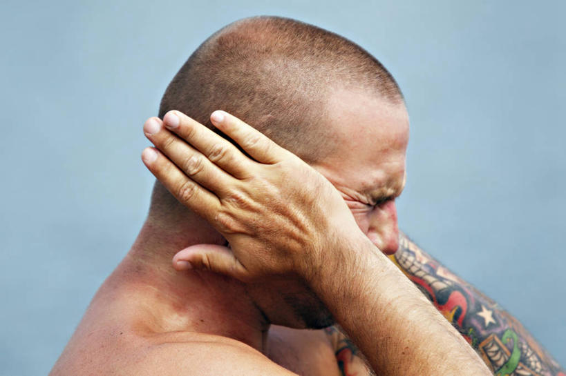 西方人,成年人,脸,头,脸颊,秃头,一个人,横图,侧面,欧洲,美国,欧洲人,仅一个男性,仅一个人,蓝色背景,裸露,纹身,肩膀,仅一个年轻男性,遮,遮掩,摄影,掩盖,遮挡,加利福尼亚,噪声,裸,遮盖,挫败,掩饰,男人,男性,年轻男性,白种人,年轻人,头部,光头,无发,脸部,脸蛋,面部,闭着眼睛,彩图,影棚拍摄,捂住