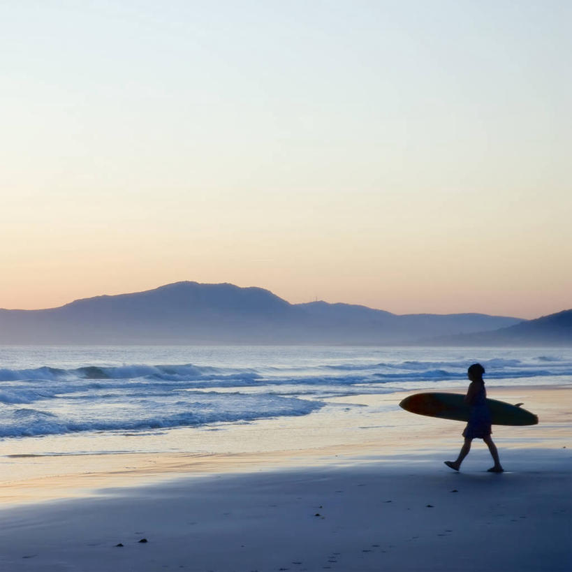 成年人,一个人,方图,室外,侧面,度假,海浪,海洋,山,西班牙,仅一个女性,冲浪板,天空,自然,黄昏,波浪,摄影,加的斯,海滩,休闲活动,步行,彩图,独处