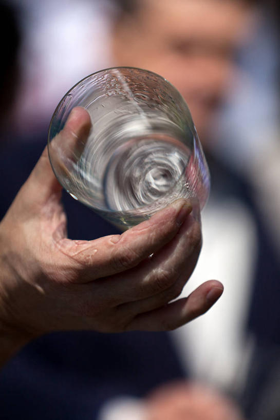 手,一个人,竖图,室外,特写,白天,西班牙,透明,拿着,饮食,一个,人体,摄影,单个,部分,出示,玻璃杯,彩图