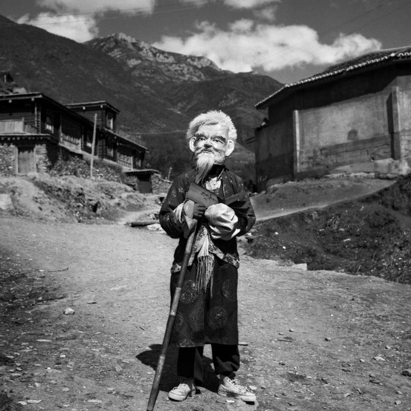 胡须,无人,站,方图,黑白,室外,白天,山脉,雕像,云,拿着,历史,天空,摄影,四川省,中国文化,美术工艺,胡子,络腮胡,舞者