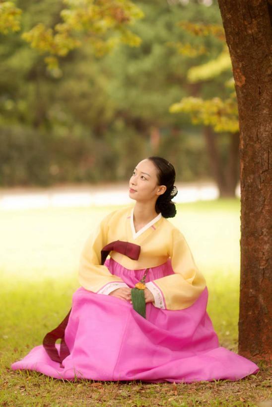 成年人,一个人,竖图,室外,白天,正面,景福宫,首尔,韩国,仅一个年轻女性,仅一个女性,仅一个人,首都,树,树干,自然,放松,摄影,宗教,年轻女性,女人,女性,年轻人,彩图,传统服装,朝鲜族